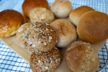 Masada taze ekmek var.