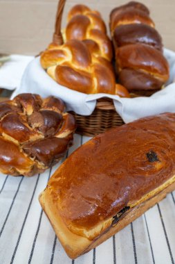 Kuru üzümlü taze pişmiş çörekler. görünümü kapat.