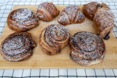 Taze tarçınlı rulo.