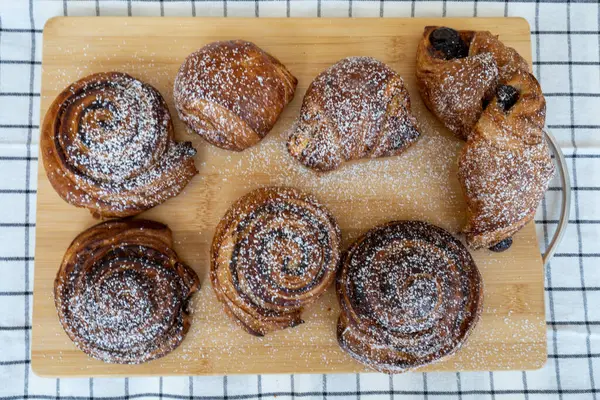 Taze pişmiş çikolatalı tatlı çörekler.