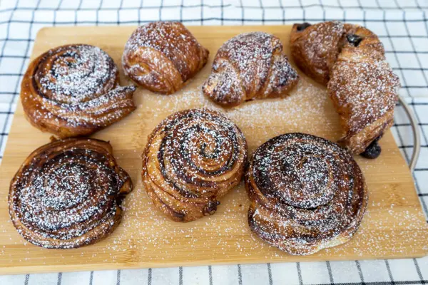 Masada taze ev yapımı kruvasanlar var.