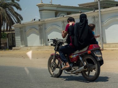 Motosikletli bir kadın