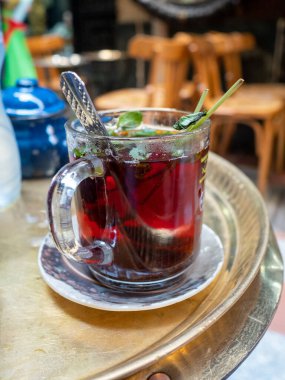 Tahta tepside sıcak çay.