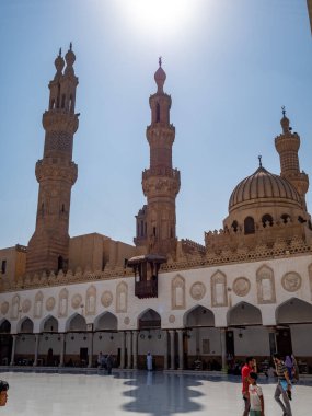 Abu Dabi Büyük Camii 'nin kubbesi. Cami Abu Dabi' deki en büyük İslam şehridir. Birleşik Arap Emirlikleri.