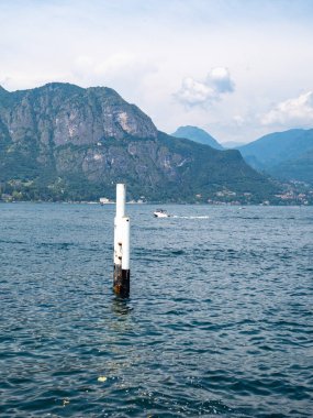 Dağlarda güzel bir göl manzarası