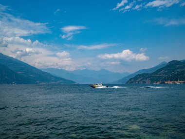 Dağlardaki göl manzarası