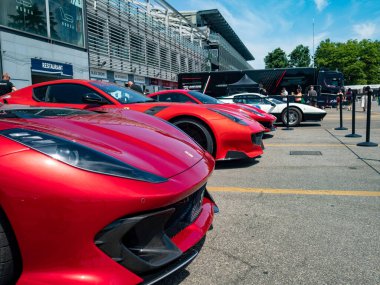 Milan, İtalya - 15 Eylül: Ferrari F 2 'deki modern arabalar, 15 Eylül' deki Milan ve Motor Fuarı,