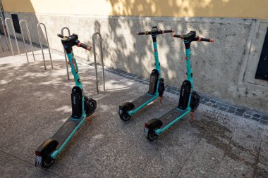Sokakta elektrikli scooter.