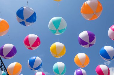 mavi gökyüzü arka plan üzerinde renkli balonlar.