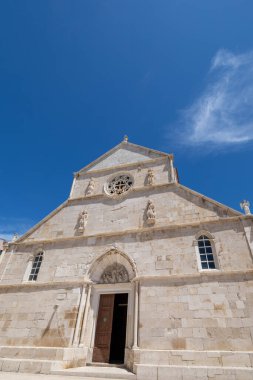 Kilisenin içinde, Katolik.