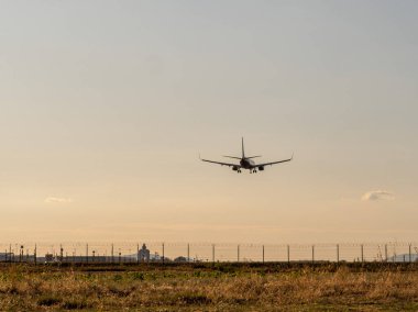 Havaalanında mavi gökyüzü arkaplanlı bir uçak