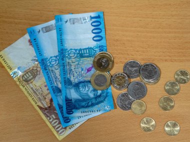 Para ve sikkeler ahşap bir masada.