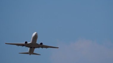 Gökyüzünde uçan bir uçak