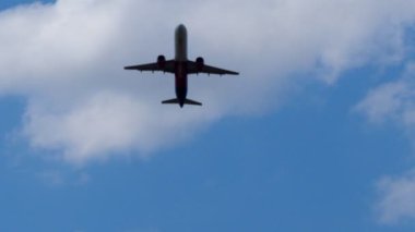 Gökyüzünde uçan bir uçak