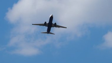 Gökyüzünde uçan bir uçak