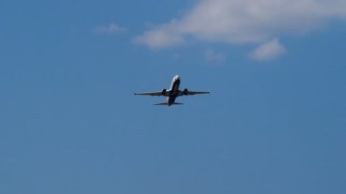 Gökyüzünde uçan bir uçak