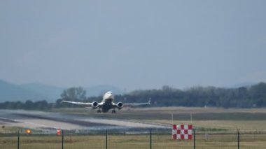 Gökyüzünde uçan bir uçak