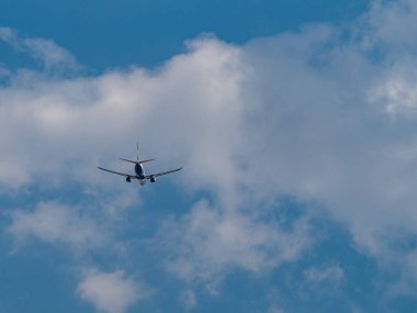 bulutlar ve uçak ile mavi gökyüzü