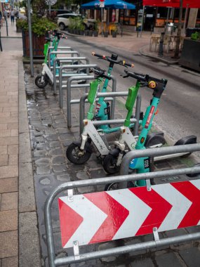 Bisiklet parkı sokakta kiralık. Park yeri park halinde..
