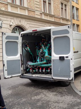 Araba kamyonun yanına park edilmiş.