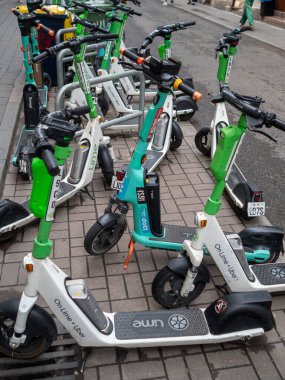 Kaldırıma park etmiş elektrikli scooterlar.