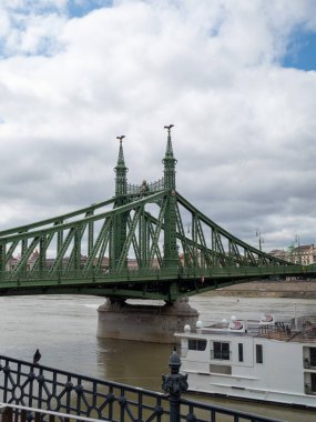 Budapeşte 'de nehir zinciri ve zincir zinciri