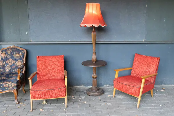 Kırmızı ve beyaz eski model koltuklar Lamba ve lambayla