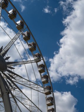 Mavi gökyüzüne karşı bir dönme dolap.