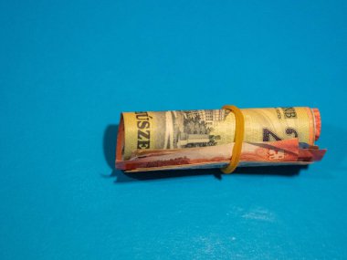 100 dolarlık banknotlar mavi arka planda yatıyor. çok fazla kavramı