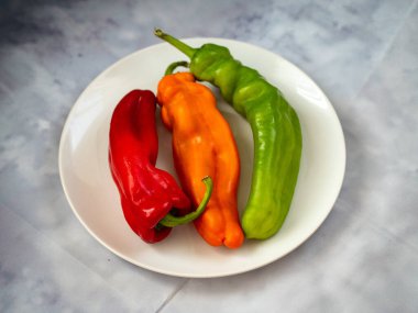 Masada yemek pişirmek için renkli kırmızı biber var.