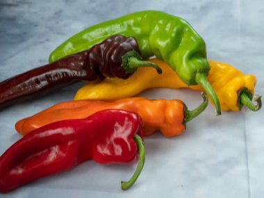 Beyaz arka planda taze ve renkli acı biberler. Diyet için sağlıklı beslenme konsepti. sağlıklı yiyecekler.