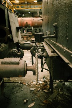 Yerde paslı metal bir boru var.