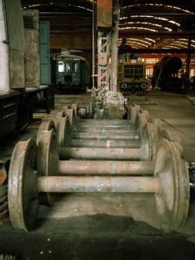 Fabrikadaki eski metal makine.