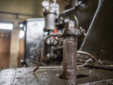 Fabrikadaki eski paslı buhar treni.