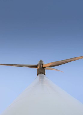 Elektrik enerji üretimi için yel değirmeni, aşağıdan görünüm.