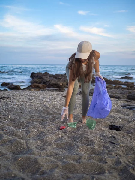 Mujer Voluntaria Recogiendo Plástico Una Bolsa Plástico Azul Para Limpieza — Foto de Stock