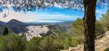 Frigiliana, Endülüs, İspanya 'nın güzel beyaz köyü Frigiliana' nın havadan görünüşü..