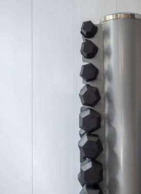 Ağırlıklar jimnastik salonunda ayarlandı. Kasları çalıştırmak için malzeme. Spor salonu, sağlıklı yaşam, kendini geliştirme..