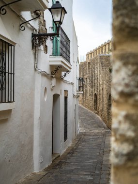 Vejer de la Frontera, İspanya 'nın Endülüs eyaletinde yer alan bir şehirdir. Beyaz köyün tipik caddesi..