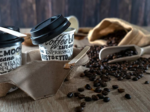 Recyklované Papírové Kávové Šálky Kávovými Zrny Starém Dřevěném Pozadí Káva — Stock fotografie