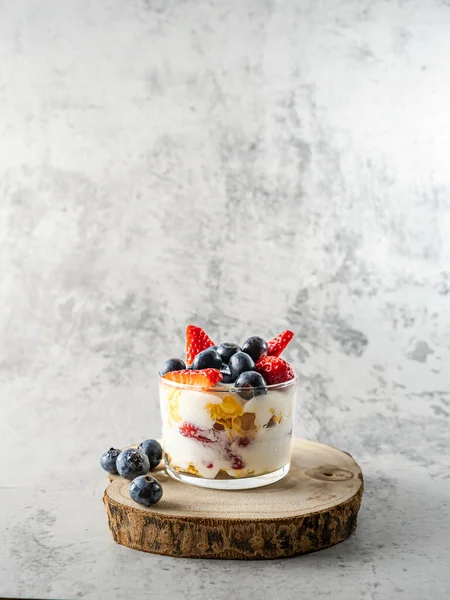 Jogurt Obilnými Jahodami Čerstvými Borůvkami Skleněné Nádobě Zdravá Snídaně Kopírovat — Stock fotografie