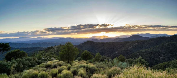 Schöne Berglandschaft Mit Einem Lebendigen Sonnenuntergang Bewölkten Himmel Gefühl Von — Stockfoto