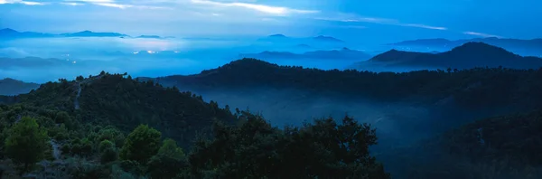 Bild Einer Wunderschönen Dunkelblauen Berglandschaft Mit Nebel Und Wald Sonnenaufgang — Stockfoto