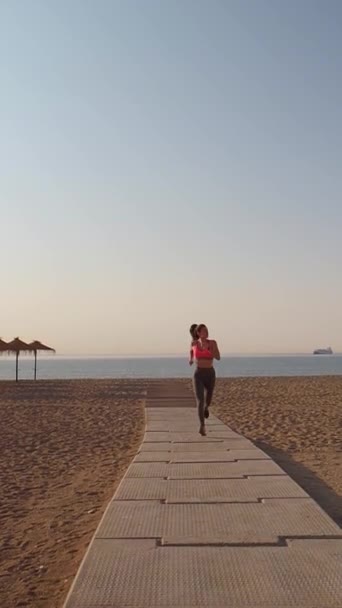 Вид Спереди Девушки Бегущей Пляжу Шапкой Морем Заднем Плане — стоковое видео