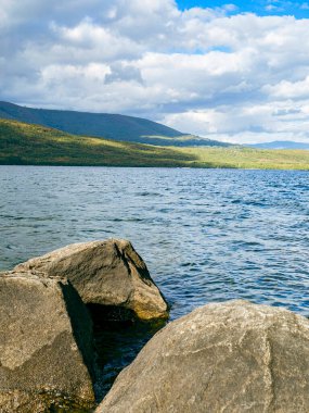İspanya 'da Sanabria Gölü' nde güzel bir manzara, bulutlu bir gün.