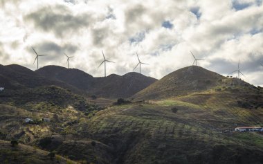 Kırsalda güzel bir rüzgar türbini var. Rüzgar türbinleri yel değirmeni güç çiftliği. Carratraca, Malaga, İspanya 'nın eteklerinde..