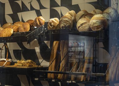 Taze ekmeklerle dolu yatay fırın vitrinini sanatsal ve lezzetli bir mutfak deneyimi için aroma ile davet ediyorum..