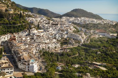 Frigiliana 'nın kaldırım taşı sokakları ve beyaz evleri Endülüs cazibesiyle dans ediyor.