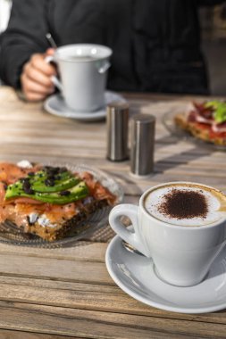 Sağlıklı kahvaltı, avokado ve somon. Hafta sonu konseptine göre şehir insanlarının yaşam tarzı.