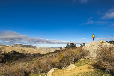 Sierra de las Nieves doğal parkı, Endülüs 'ü ve İspanya' yı seyreden bir kızın profili. Barış ve bağlantı